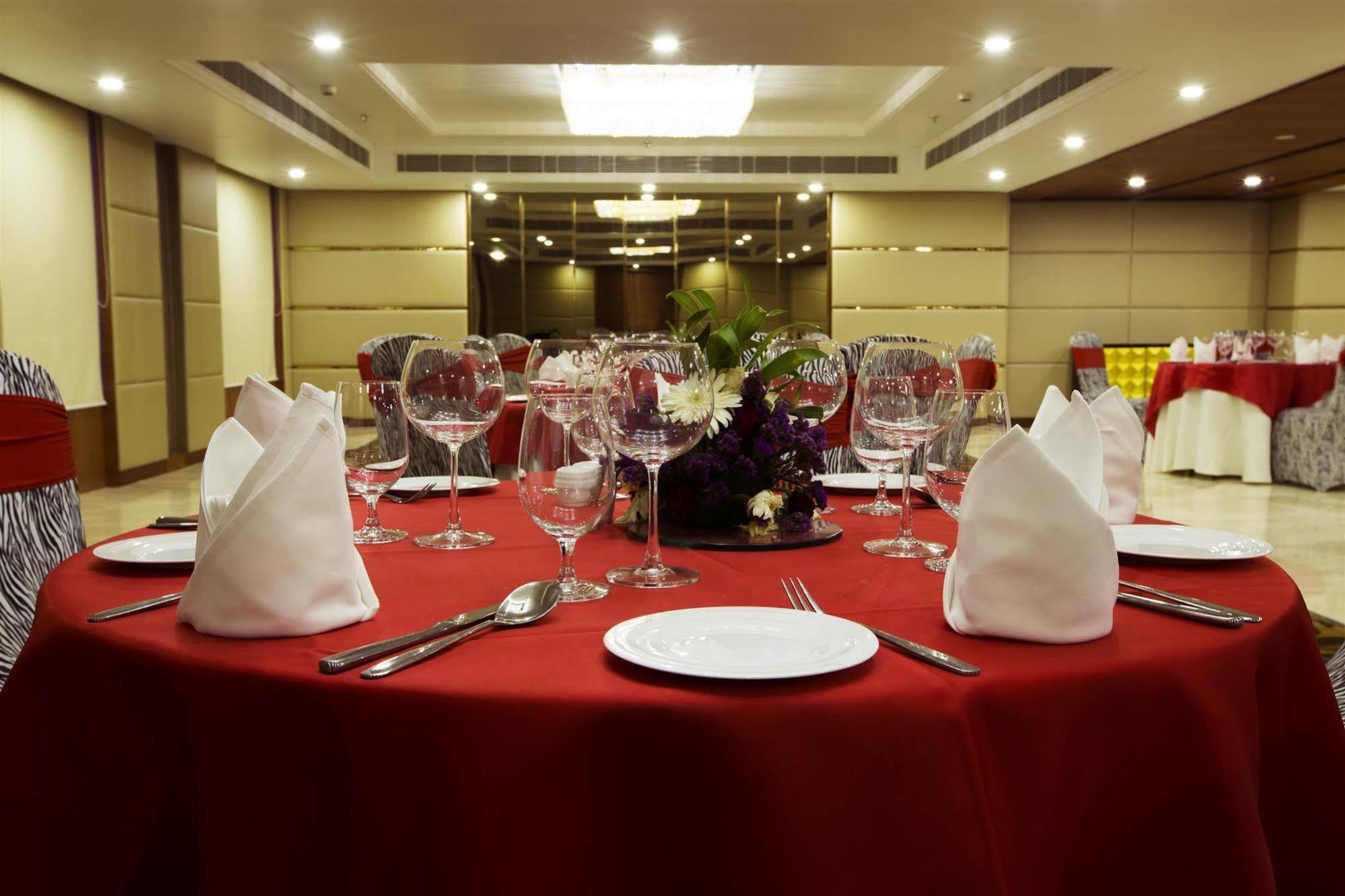 Hotel Ramada By Wyndham Ghaziabad Vasundhara Exteriér fotografie