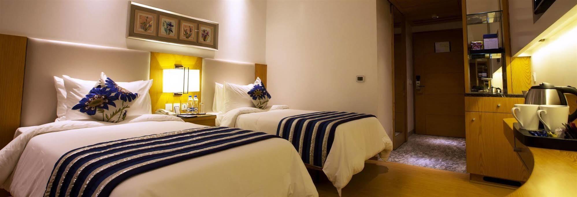 Hotel Ramada By Wyndham Ghaziabad Vasundhara Exteriér fotografie