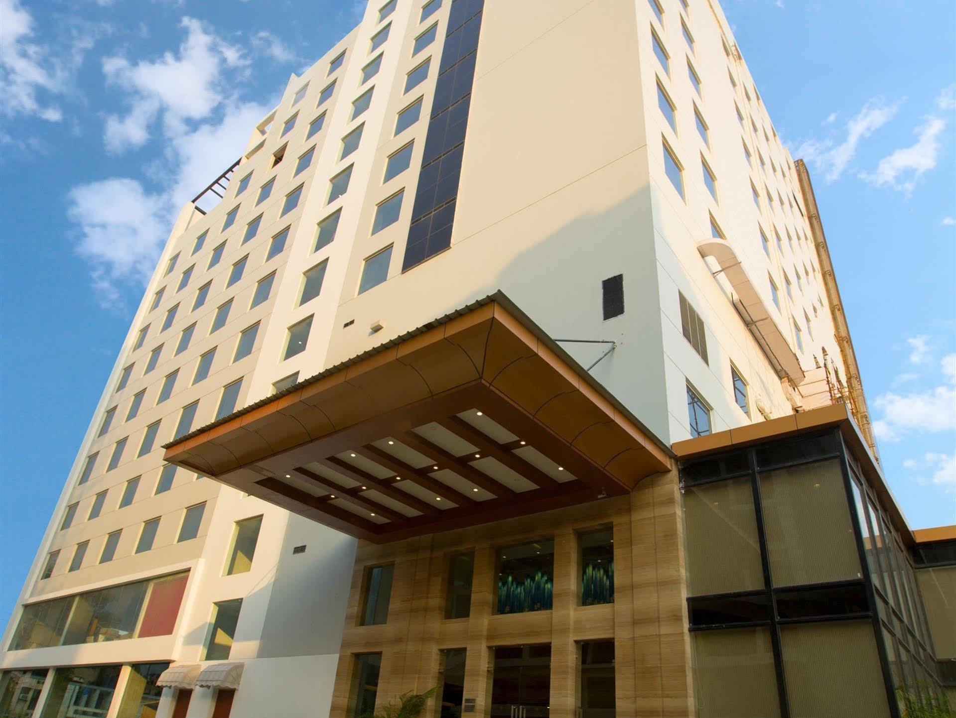 Hotel Ramada By Wyndham Ghaziabad Vasundhara Exteriér fotografie