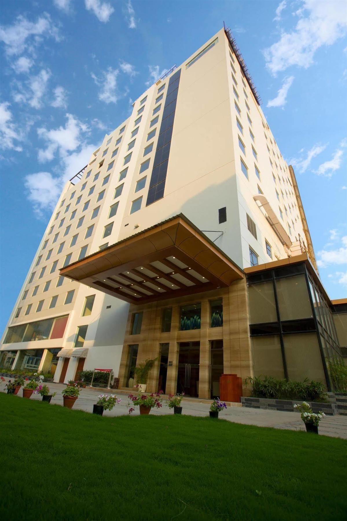 Hotel Ramada By Wyndham Ghaziabad Vasundhara Exteriér fotografie